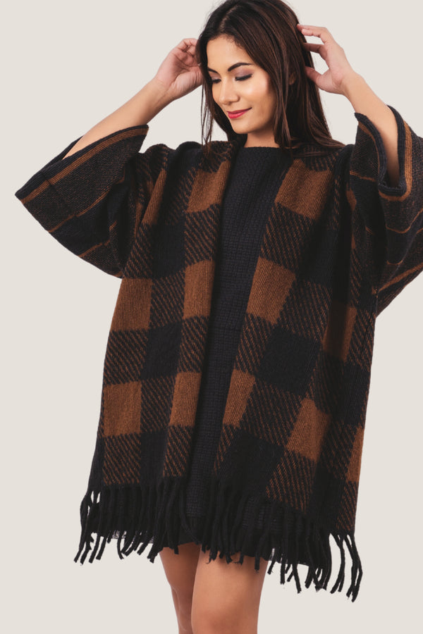 Poncho cardigan marrone scuro con orlo in nappa